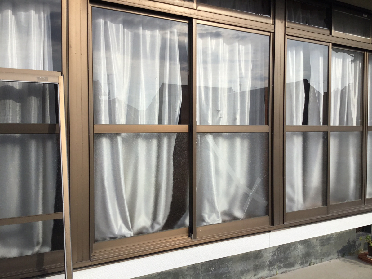 スルガリックス 静岡店の玄関を替えるついでに窓ガラスも替えたい。の施工前の写真1