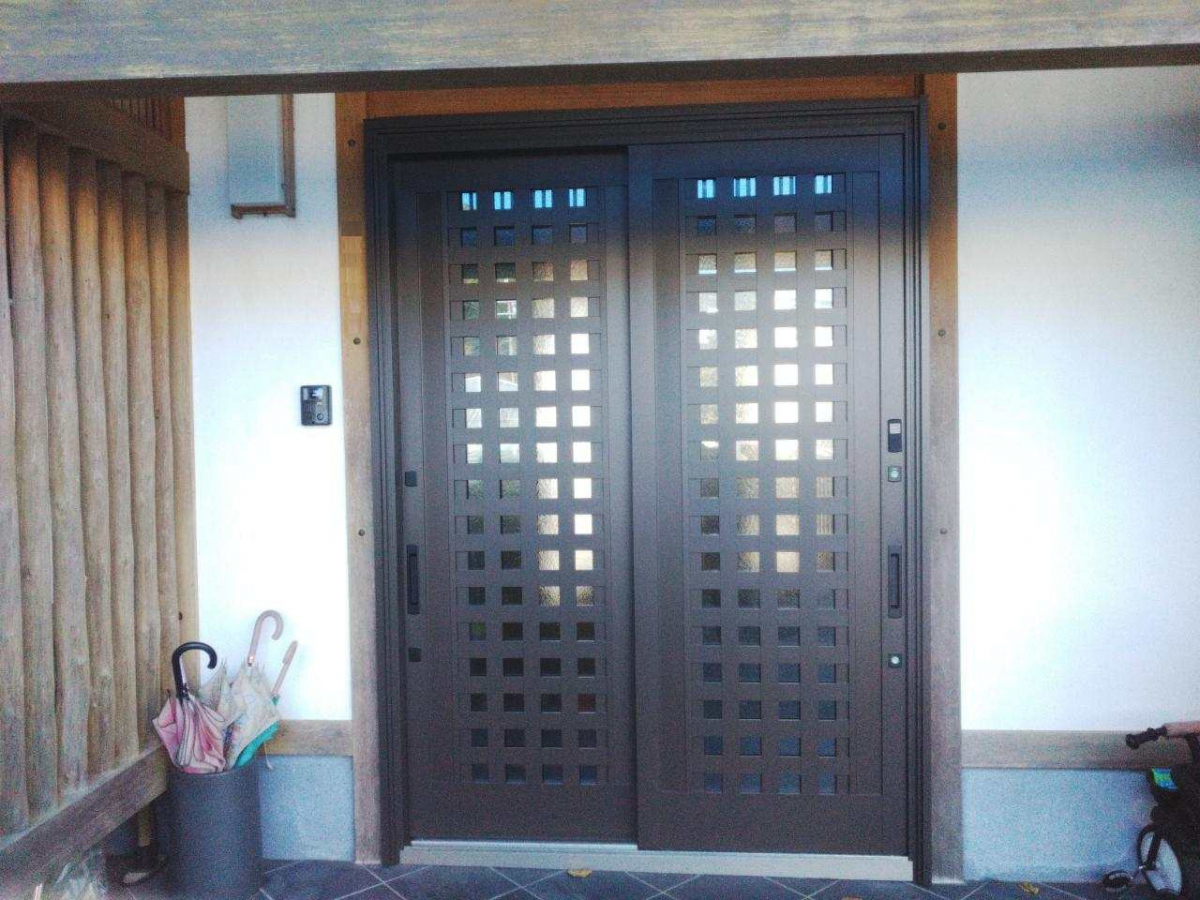 スルガリックス 静岡店の両開きの木製玄関を、アルミ製の引戸玄関に変えたい。の施工後の写真1