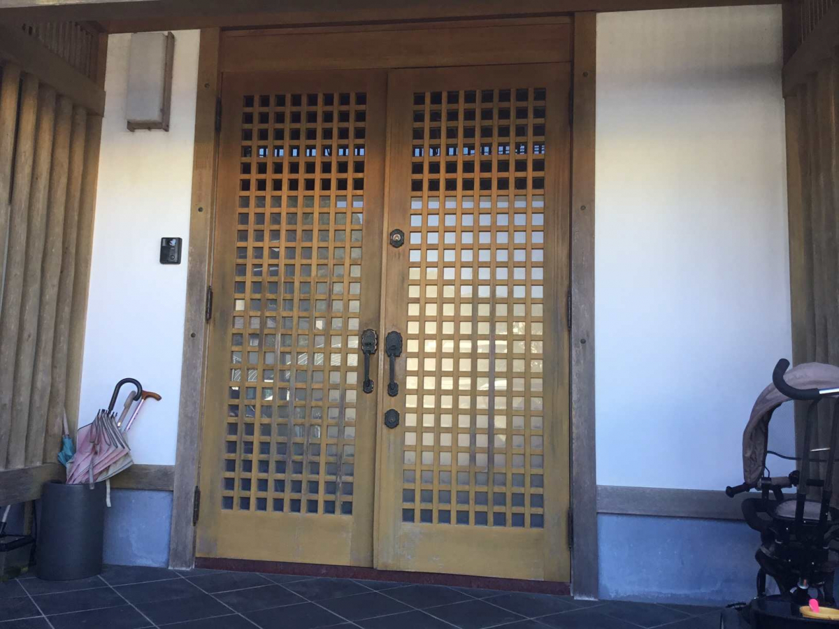 スルガリックス 静岡店の両開きの木製玄関を、アルミ製の引戸玄関に変えたい。の施工前の写真1