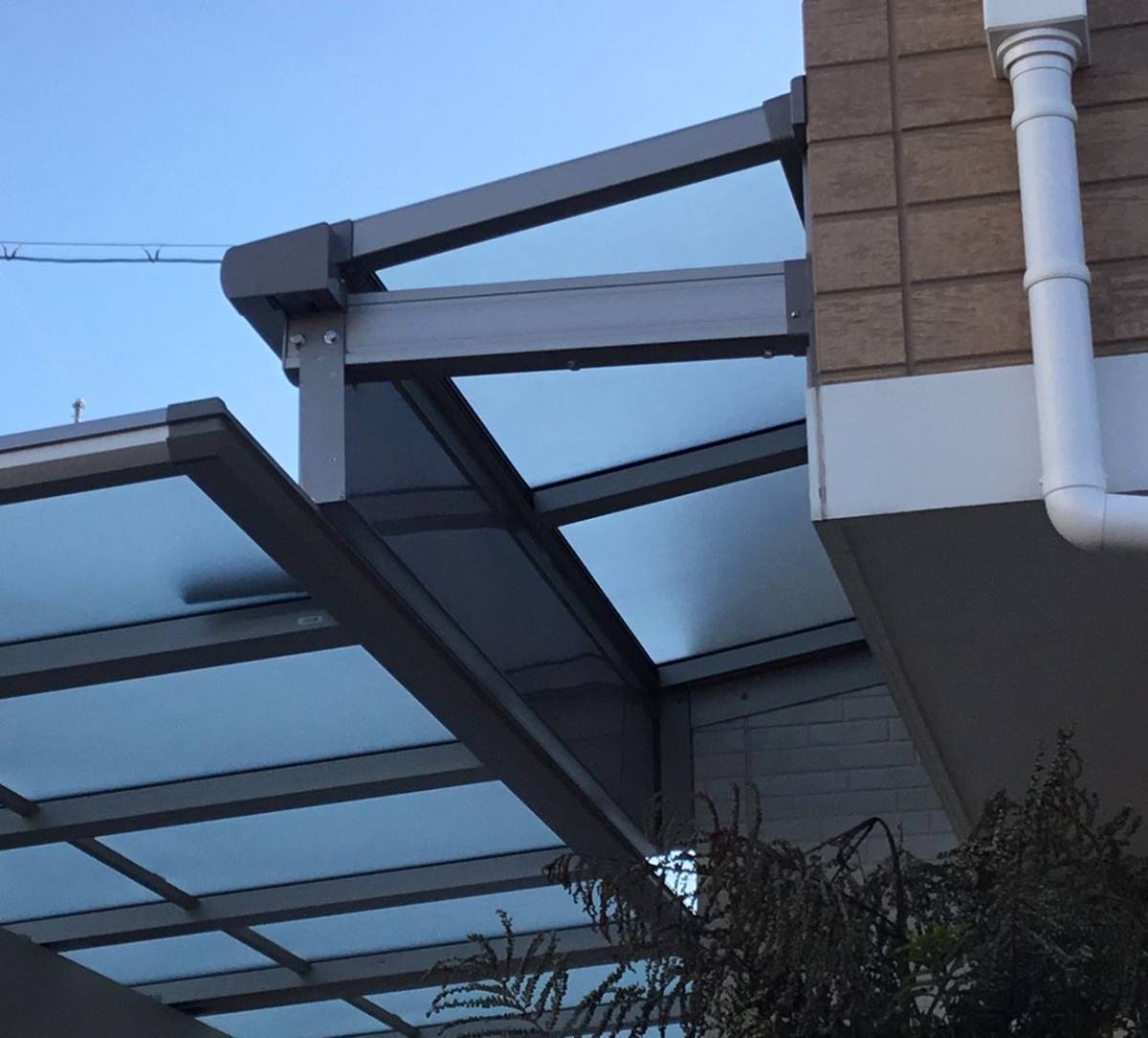 スルガリックス 静岡店の玄関とカーポートの間に屋根を取り付けました。の施工後の写真2