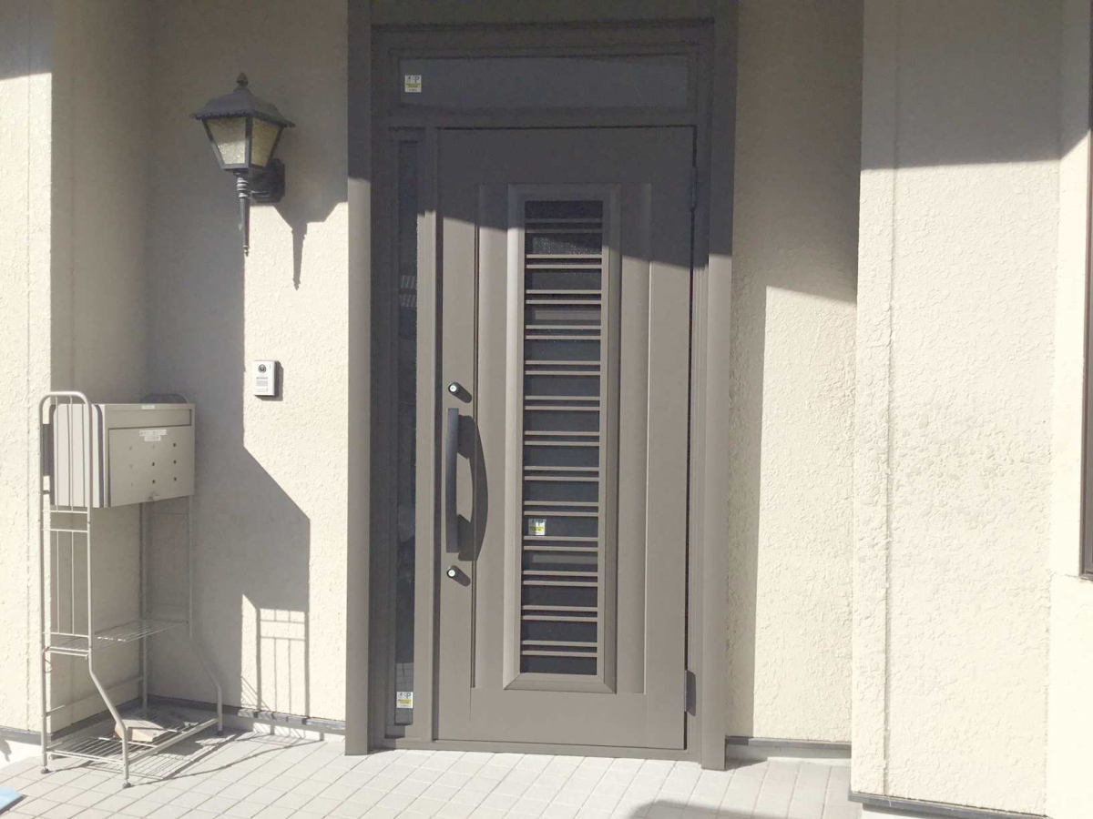 スルガリックス 静岡店の換気のできる玄関ドアにしたい。の施工後の写真1