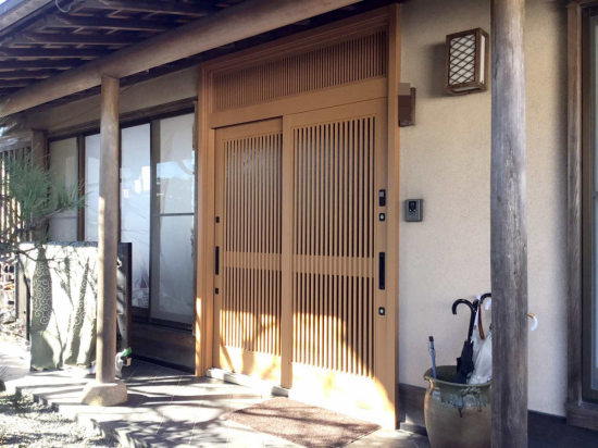スルガリックス 静岡店の木製の古い玄関をやめて、電気錠の扉にしたい。施工事例写真1