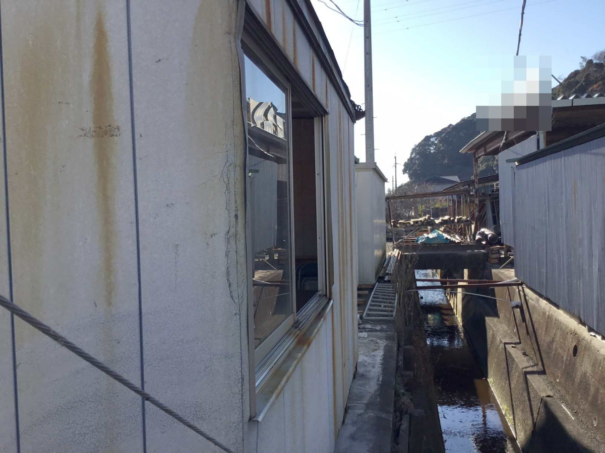 スルガリックス 静岡店のヒビの入った窓ガラスの交換をしてほしいの施工前の写真1