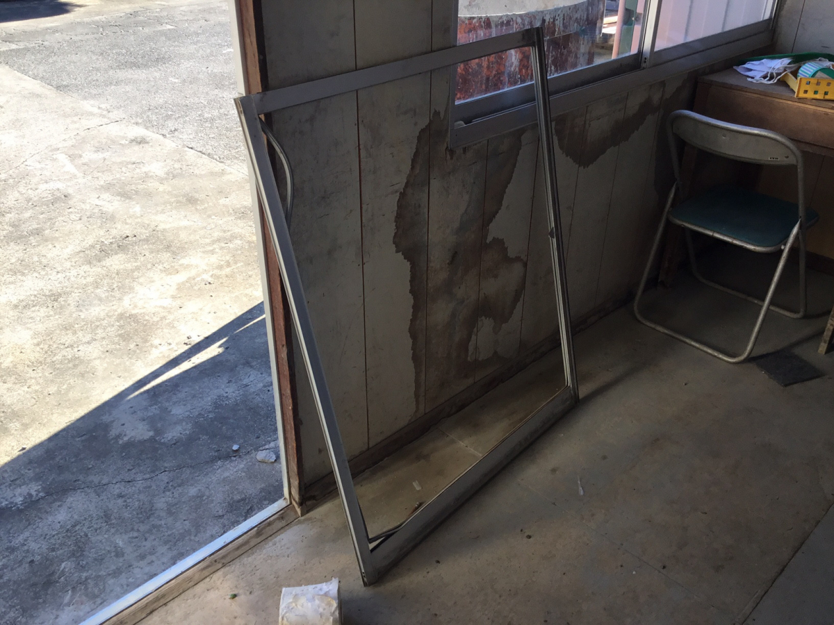 スルガリックス 静岡店のヒビの入った窓ガラスの交換をしてほしいの施工前の写真2