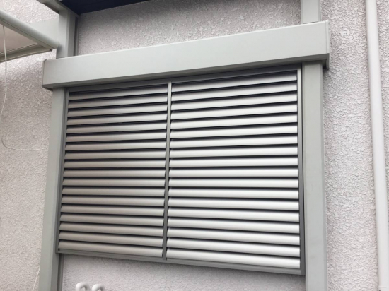 スルガリックス 静岡店の３か所の窓に目隠しルーバー面格子を取り付けました。施工事例写真1