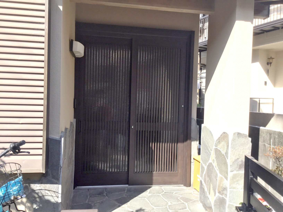 スルガリックス 静岡店の古くなった玄関引戸を新しくしたいの施工後の写真1
