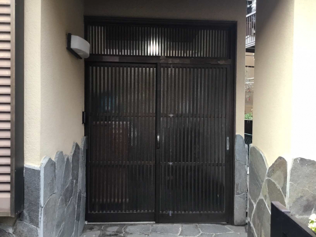 スルガリックス 静岡店の古くなった玄関引戸を新しくしたいの施工前の写真1