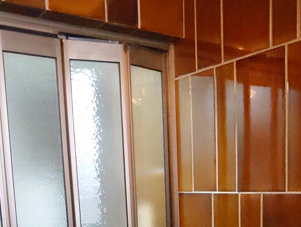 スルガリックス 静岡店の動きの悪い浴室折れ戸を新しくしたい。の施工前の写真1