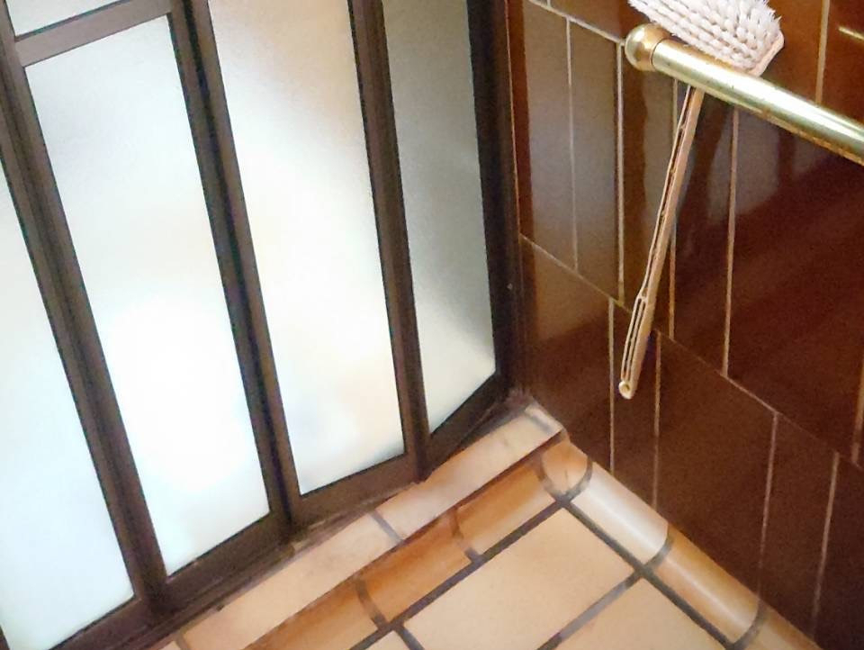 スルガリックス 静岡店の動きの悪い浴室折れ戸を新しくしたい。の施工前の写真2