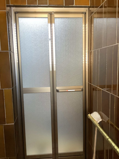 スルガリックス 静岡店の動きの悪い浴室折れ戸を新しくしたい。施工事例写真1