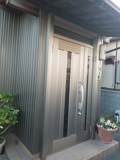 スルガリックス 静岡店の事故に遭った玄関ドアを交換してほしい施工事例写真1