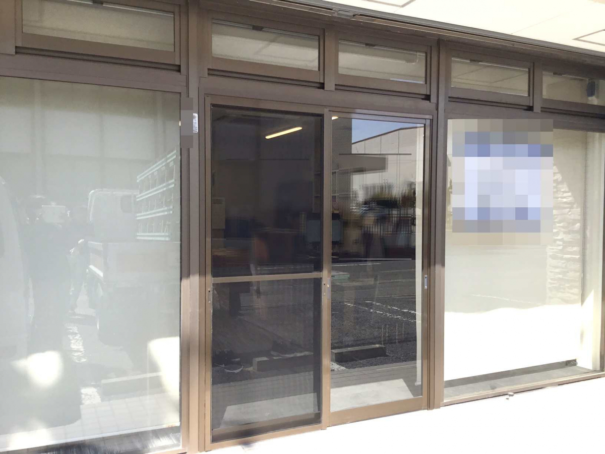 スルガリックス 静岡店の店舗の両開きドアを引戸に替えてほしいの施工後の写真1