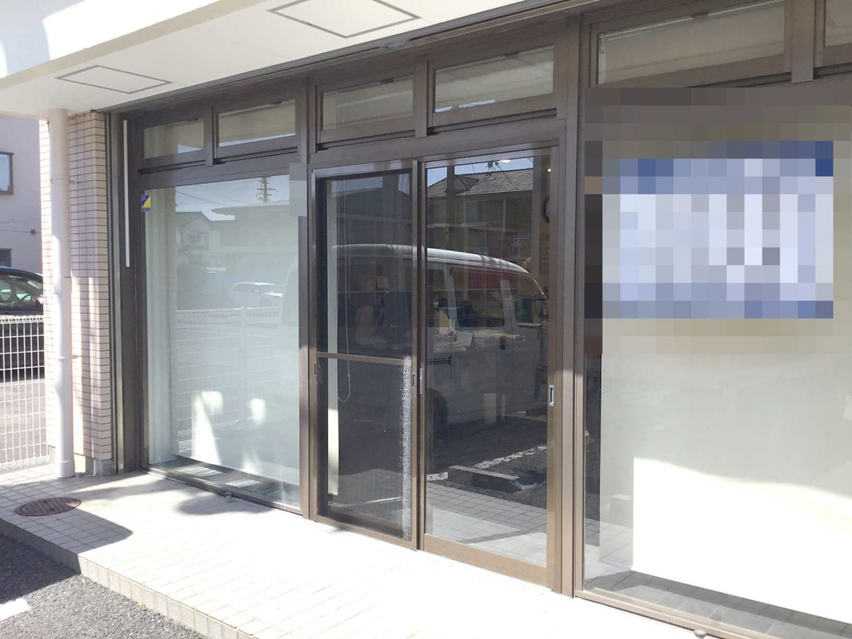 スルガリックス 静岡店の店舗の両開きドアを引戸に替えてほしいの施工後の写真2