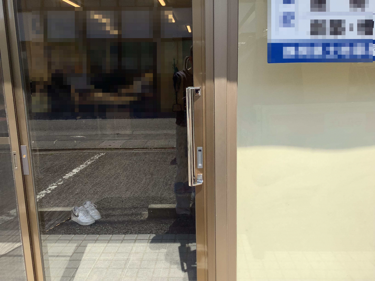 スルガリックス 静岡店の店舗の両開きドアを引戸に替えてほしいの施工後の写真3