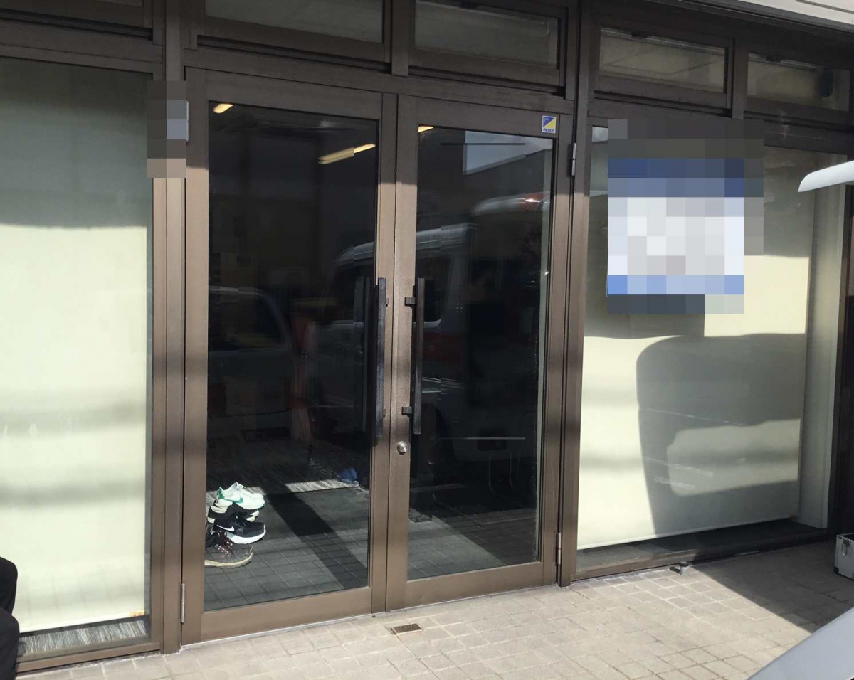 スルガリックス 静岡店の店舗の両開きドアを引戸に替えてほしいの施工前の写真1