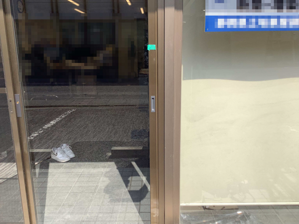 スルガリックス 静岡店の店舗の両開きドアを引戸に替えてほしいの施工前の写真2
