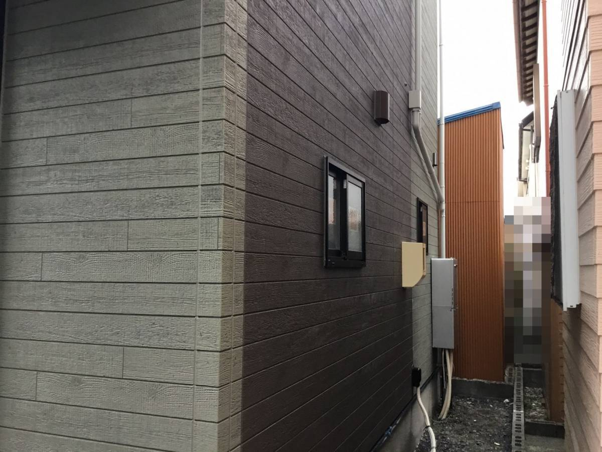 スルガリックス 静岡店の自転車置き場の屋根を外壁に設置いたしました。の施工前の写真1