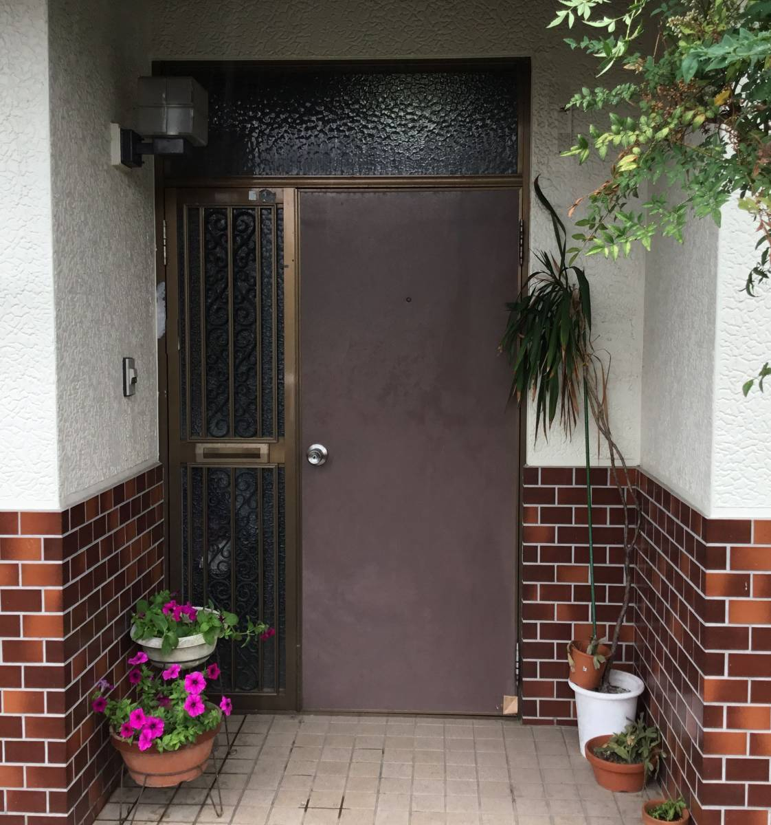 スルガリックス 静岡店の玄関ドアを交換いたしました。の施工前の写真1