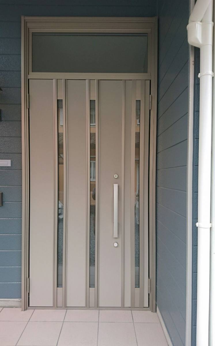 スルガリックス 静岡店の玄関ドアのリフォームの施工前の写真1