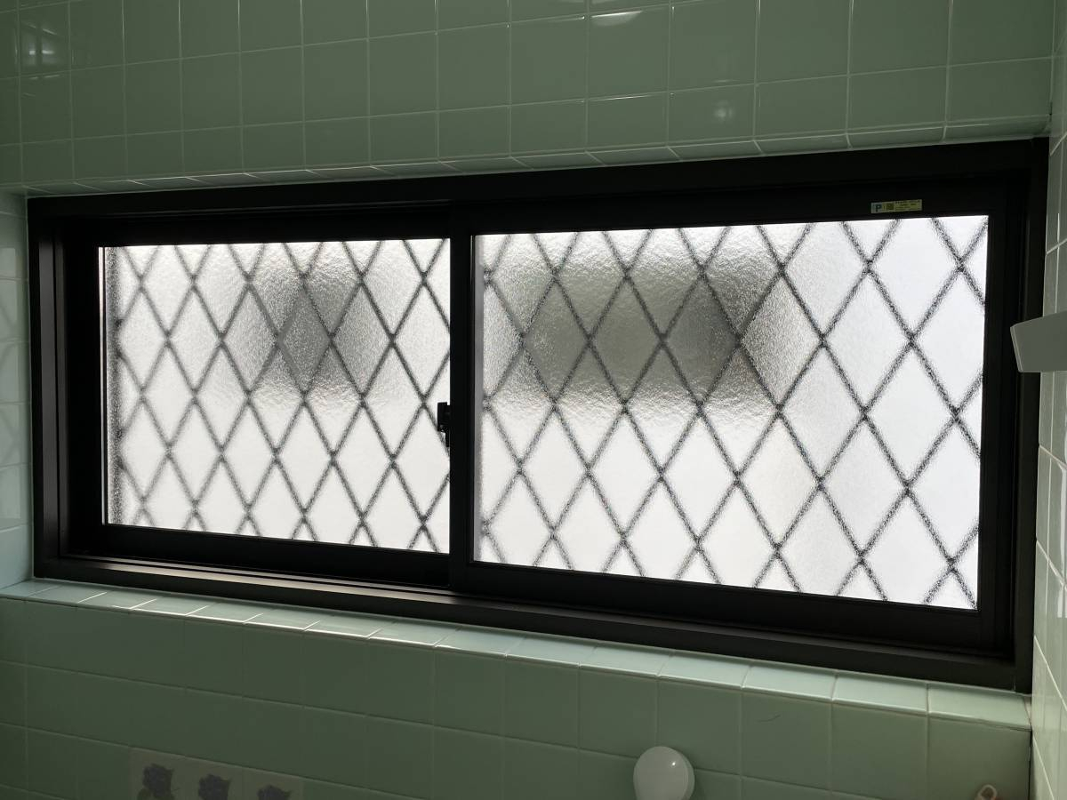 スルガリックス 静岡店の洗面所と浴室の窓を交換いたしました。の施工前の写真2