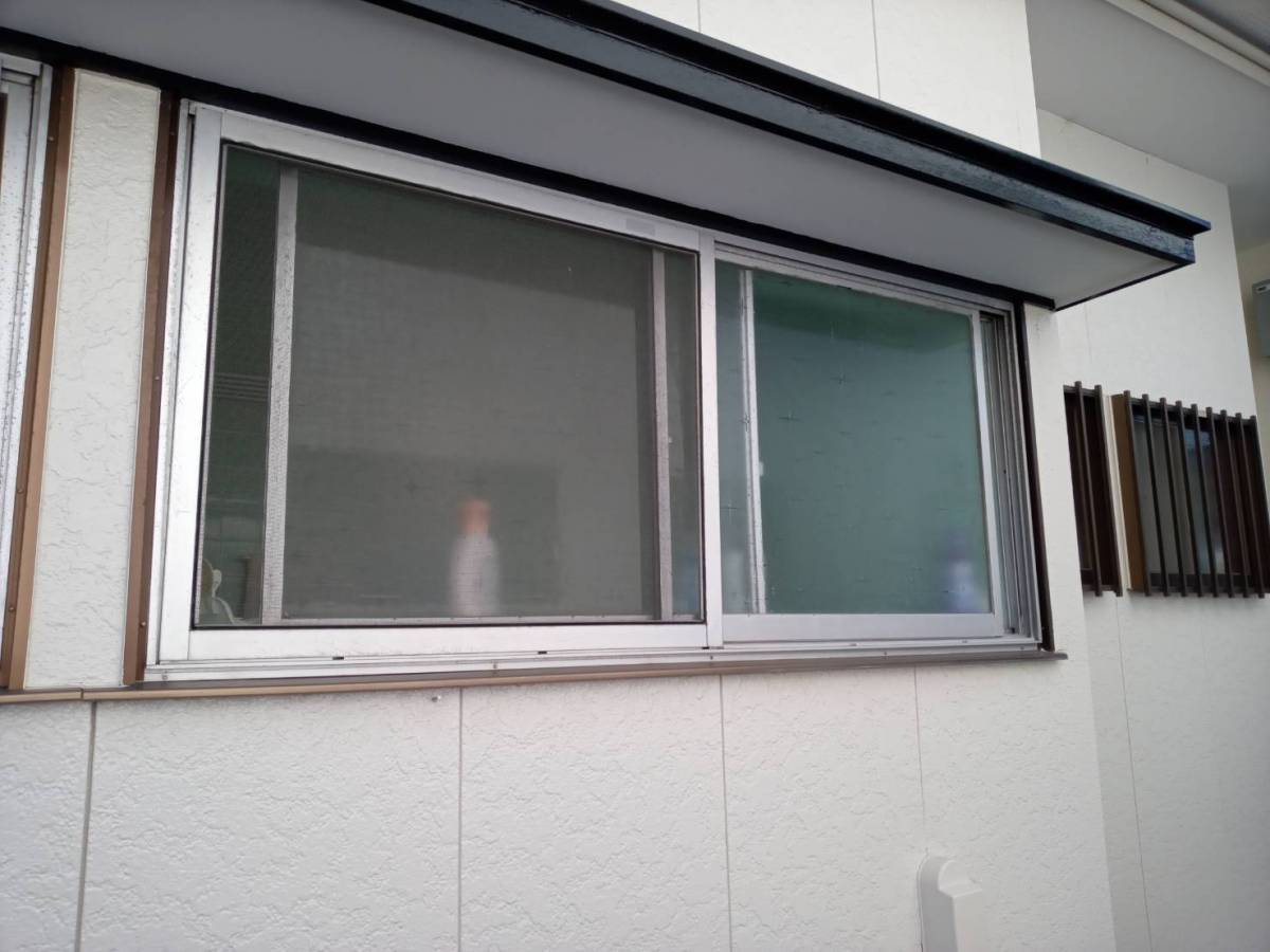 スルガリックス 静岡店の洗面所と浴室の窓を交換いたしました。の施工前の写真1