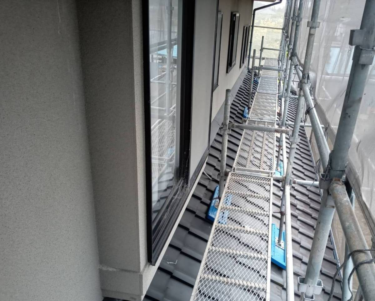 スルガリックス 静岡店の２階の窓にシャッターを追加取付けいたしました。の施工前の写真2