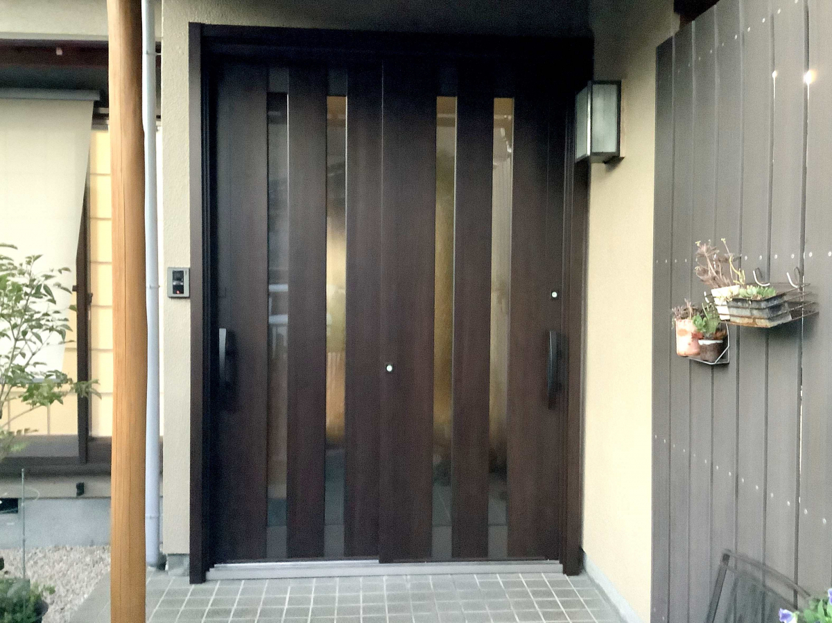 スルガリックス 静岡店の開け閉めのしにくくなった玄関引戸を交換したい【1dayリフォーム】の施工後の写真1