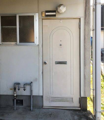 スルガリックス 静岡店のアパートの一室の玄関扉を交換いたしました。の施工前の写真1