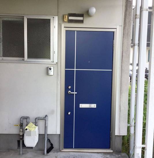 スルガリックス 静岡店のアパートの一室の玄関扉を交換いたしました。施工事例写真1