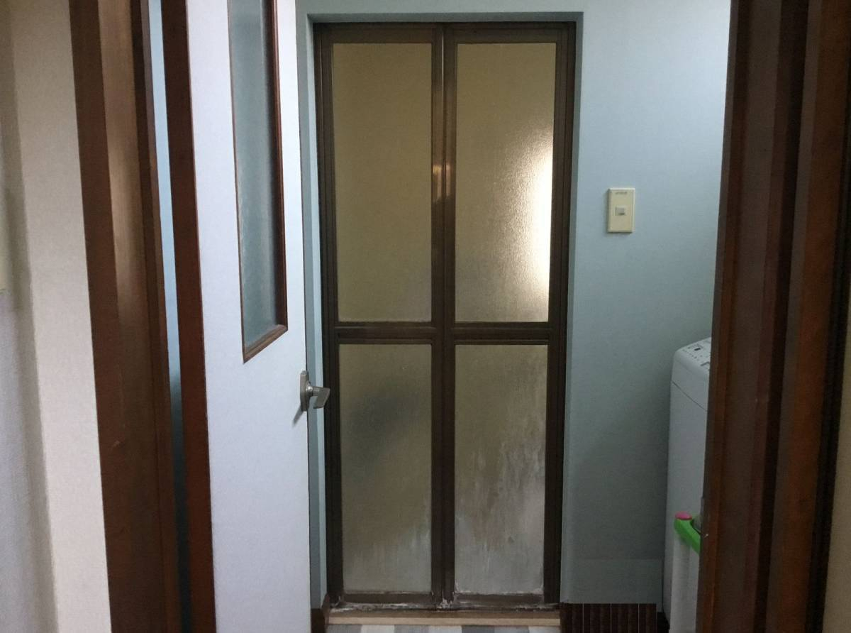 スルガリックス 静岡店の浴室の扉を交換いたしました。の施工前の写真1