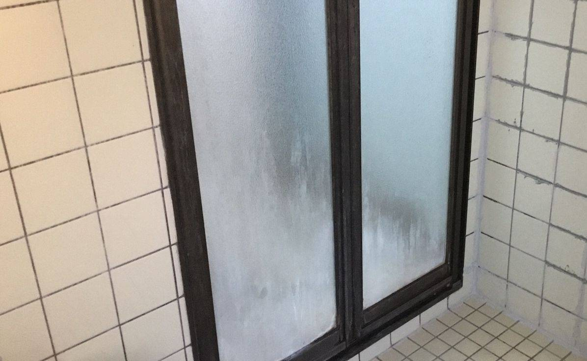 スルガリックス 静岡店の浴室の扉を交換いたしました。の施工前の写真2