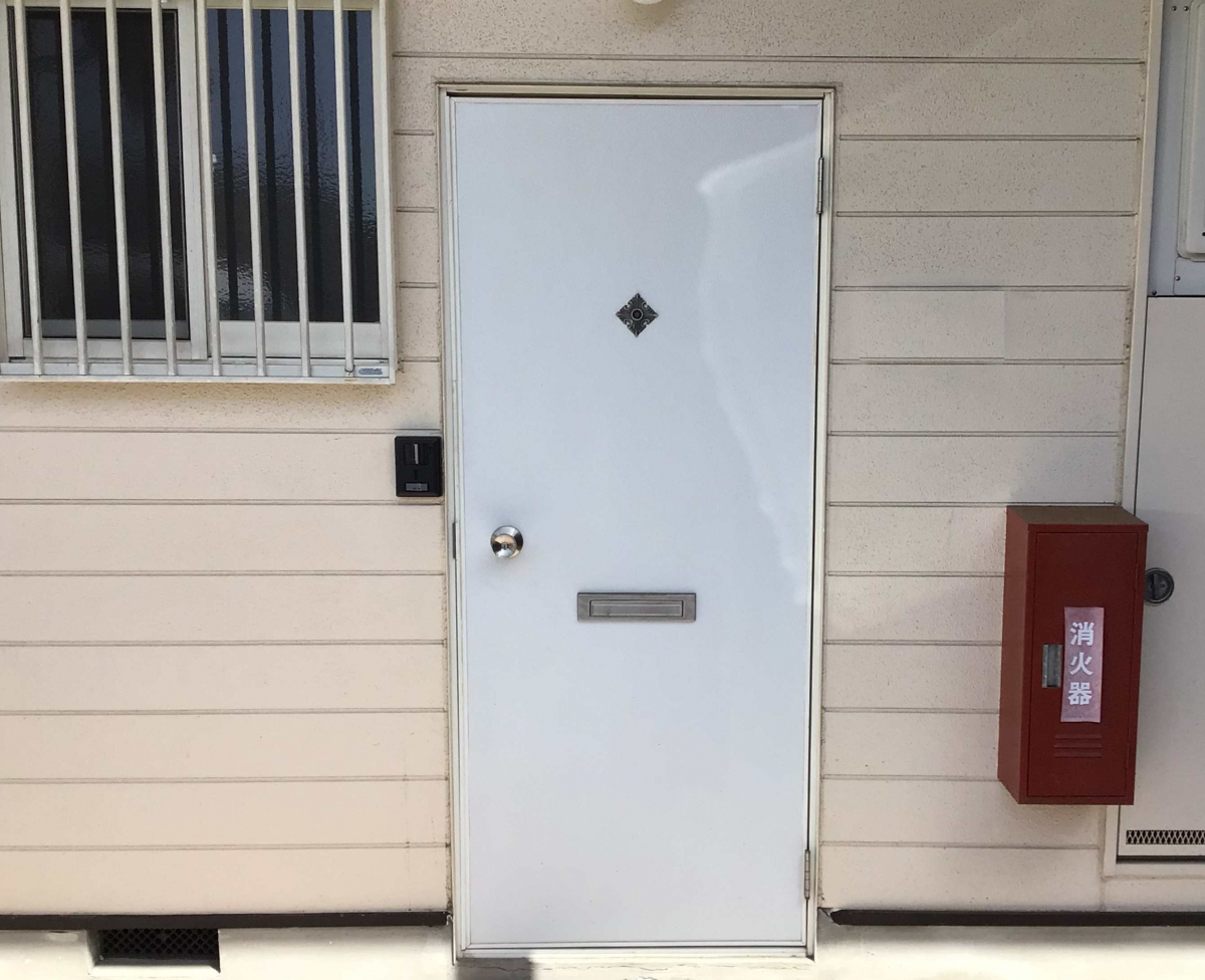 スルガリックス 静岡店のアパートの玄関ドアの建付けが悪いの施工前の写真1