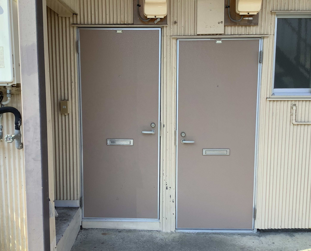 スルガリックス 静岡店のアパートの玄関ドアの建付けが悪すぎるの施工前の写真1