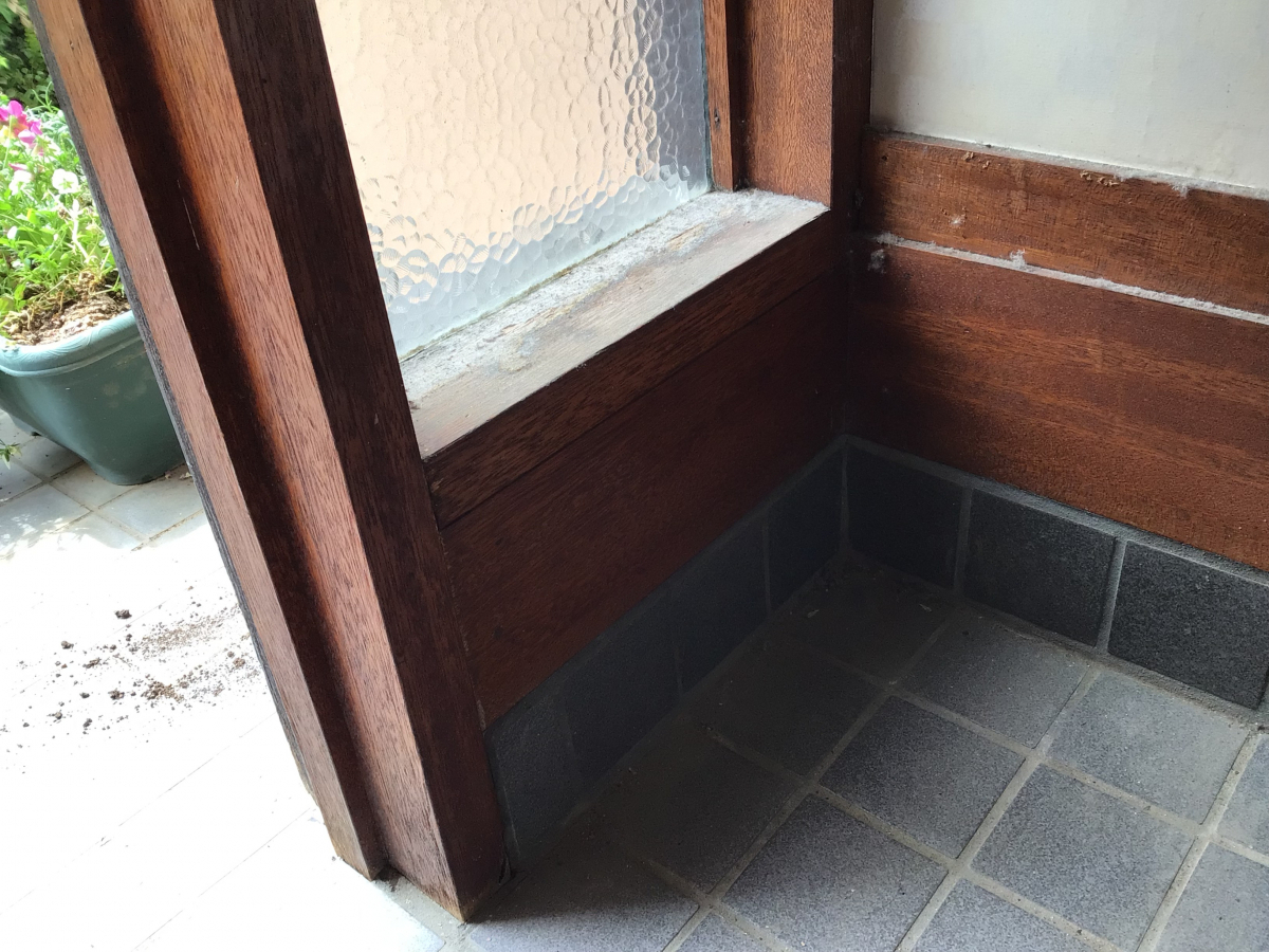 スルガリックス 静岡店の傷が気になるようになった玄関ドアを新しいものへ替えたいの施工前の写真2