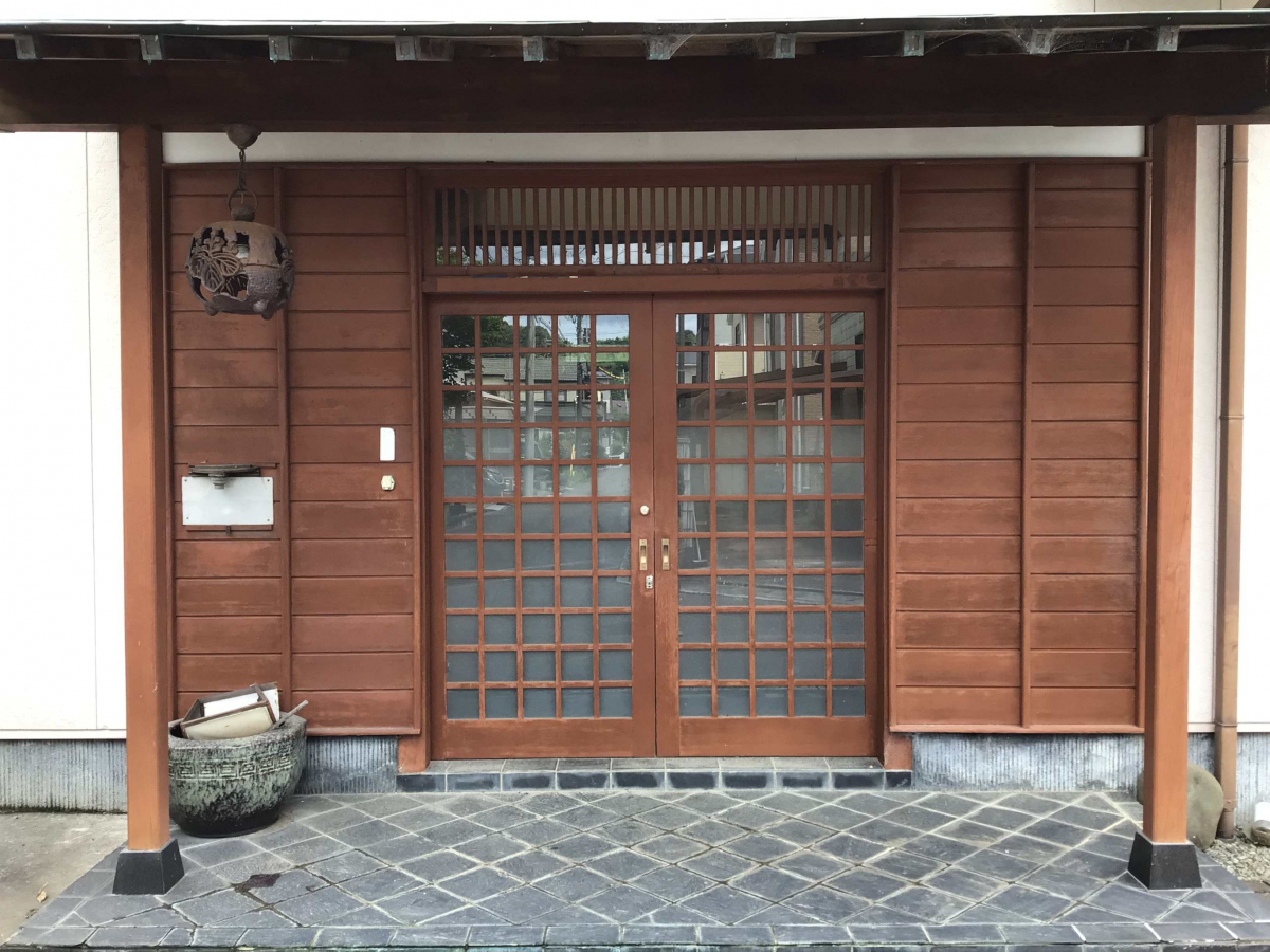 スルガリックス 静岡店の木製の玄関引戸を電気錠付きのアルミ製へ変えたいの施工前の写真1