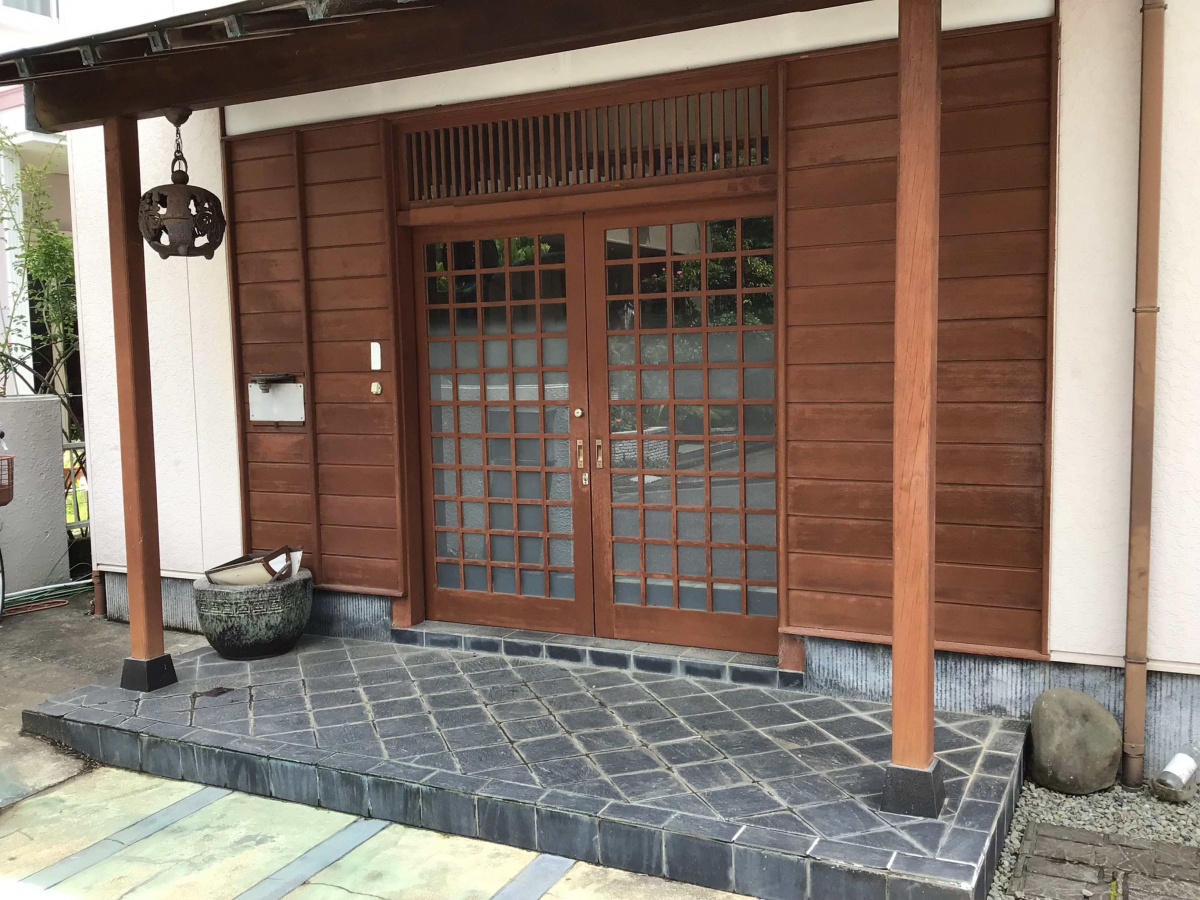 スルガリックス 静岡店の木製の玄関引戸を電気錠付きのアルミ製へ変えたいの施工前の写真2