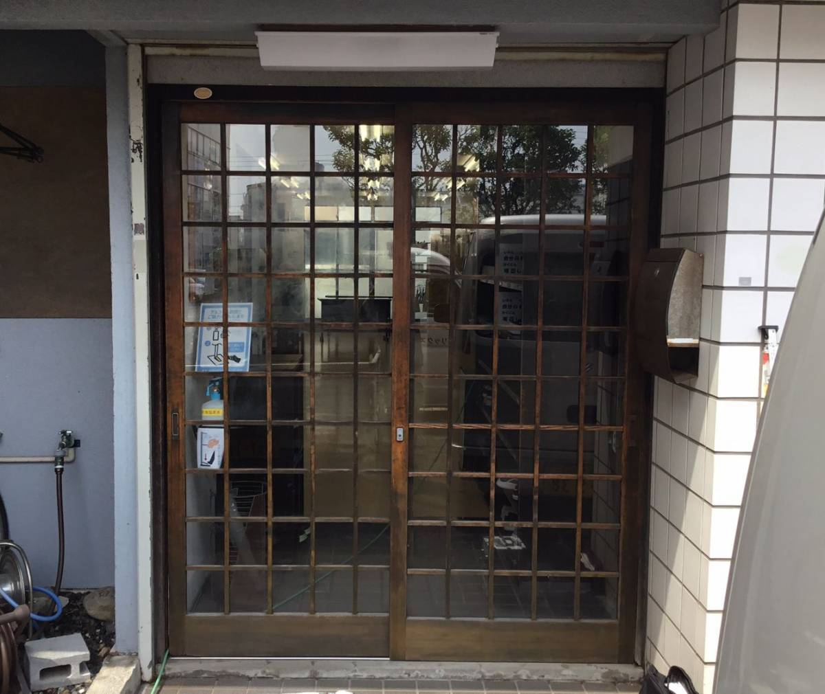 スルガリックス 静岡店の入り口引戸を新しくしましたの施工前の写真1