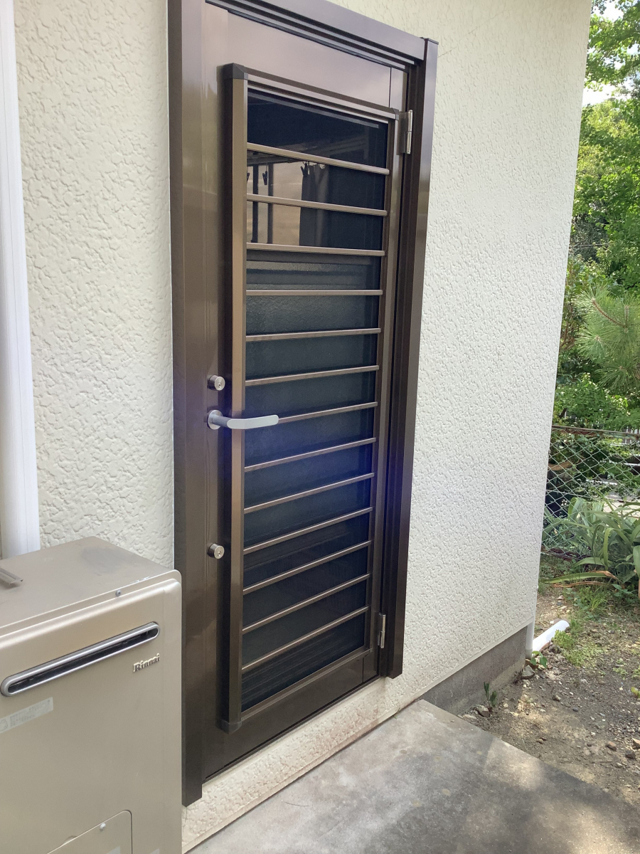 スルガリックス 静岡店の色剥げが気になっている勝手口ドアを新しくしたいの施工後の写真1