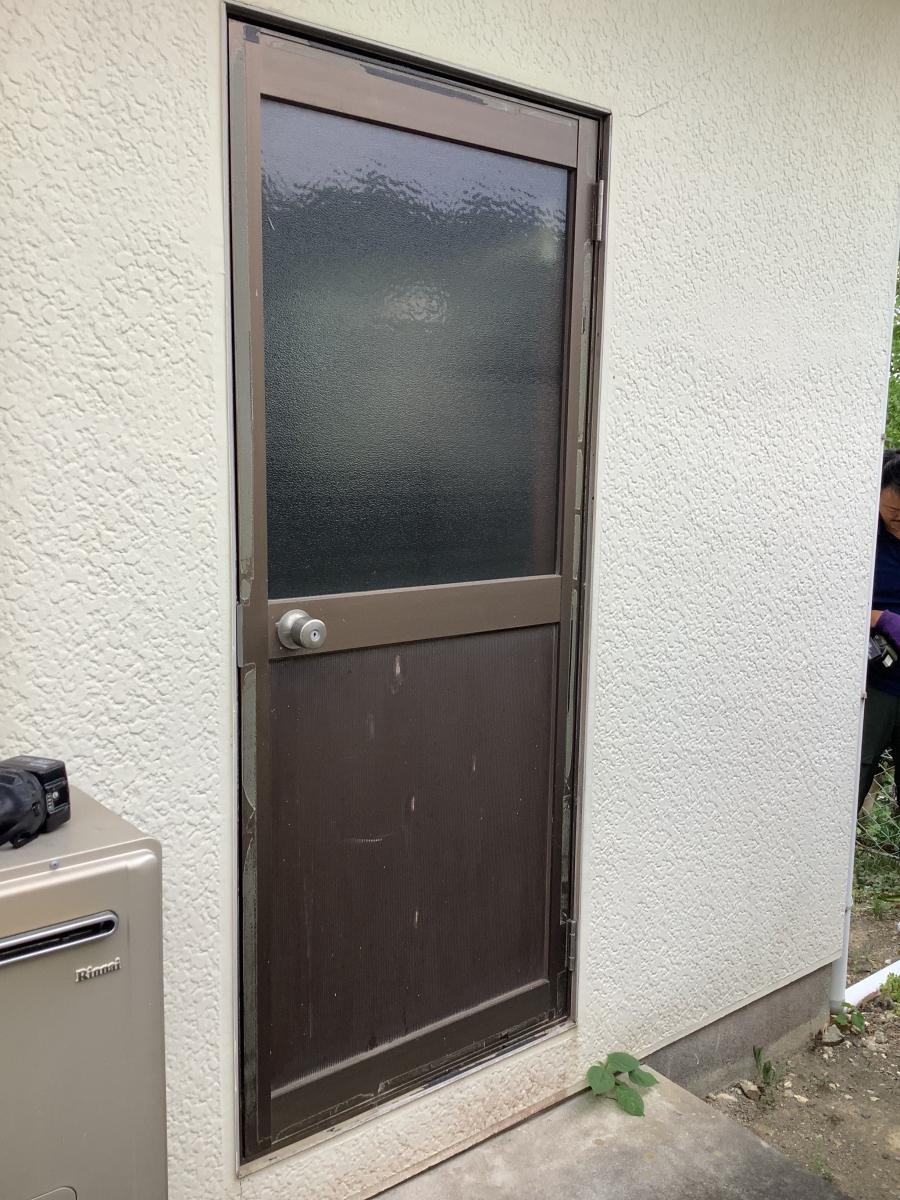 スルガリックス 静岡店の色剥げが気になっている勝手口ドアを新しくしたいの施工前の写真1