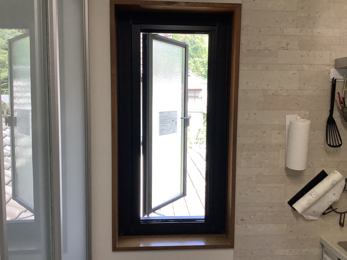 スルガリックス 静岡店のキッチン改修工事に伴い、窓を替えたいの施工後の写真1