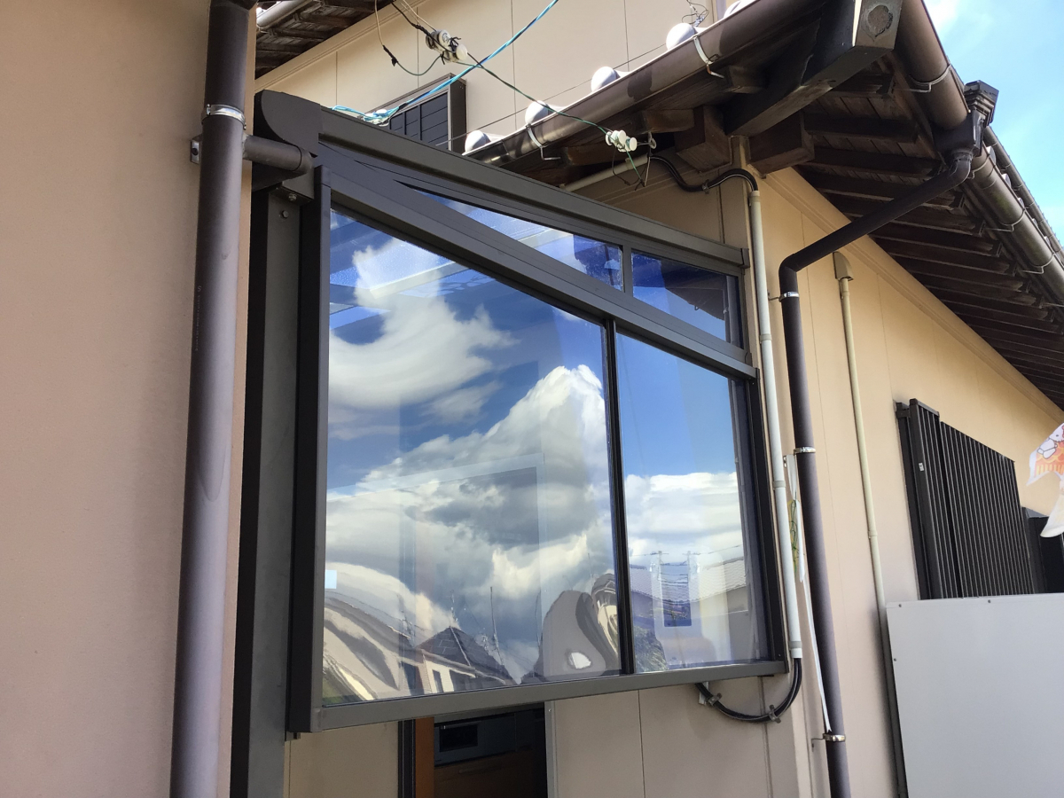 スルガリックス 静岡店の物干し屋根の側面にパネルを付けて雨の吹き込みを防ぎたいの施工後の写真1