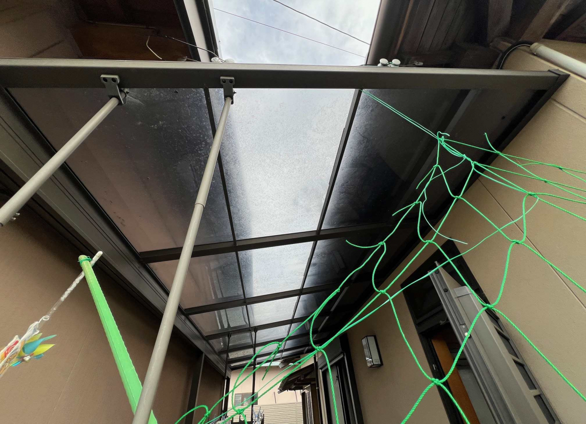 スルガリックス 静岡店の物干し屋根の側面にパネルを付けて雨の吹き込みを防ぎたいの施工前の写真1