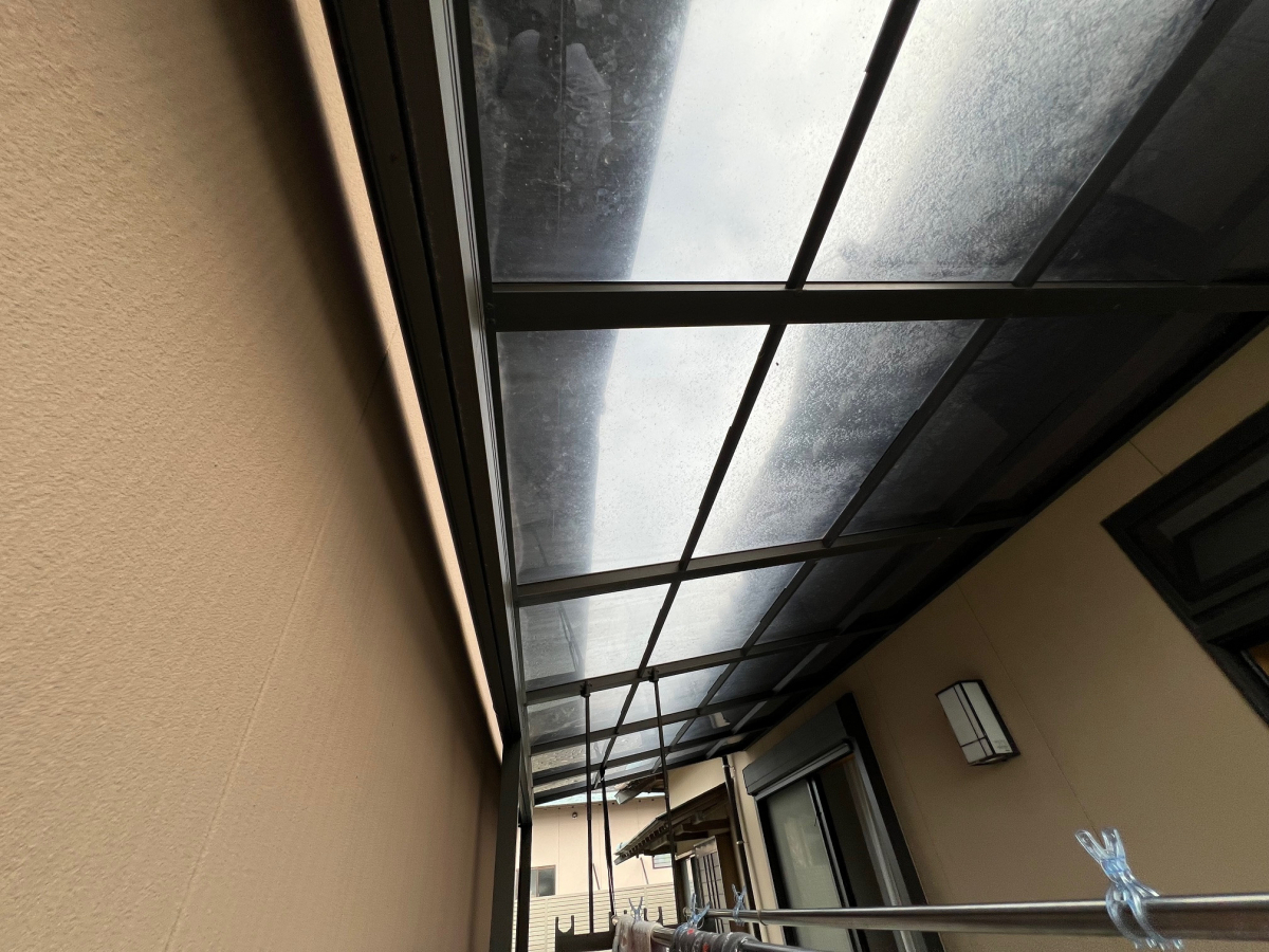 スルガリックス 静岡店の物干し屋根の側面にパネルを付けて雨の吹き込みを防ぎたいの施工前の写真2