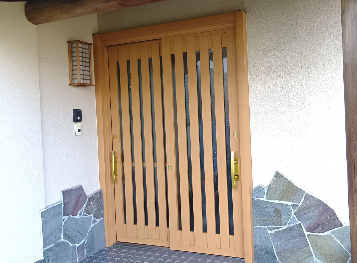 スルガリックス 静岡店の新しい玄関は大きな把手を付けたいの施工後の写真1