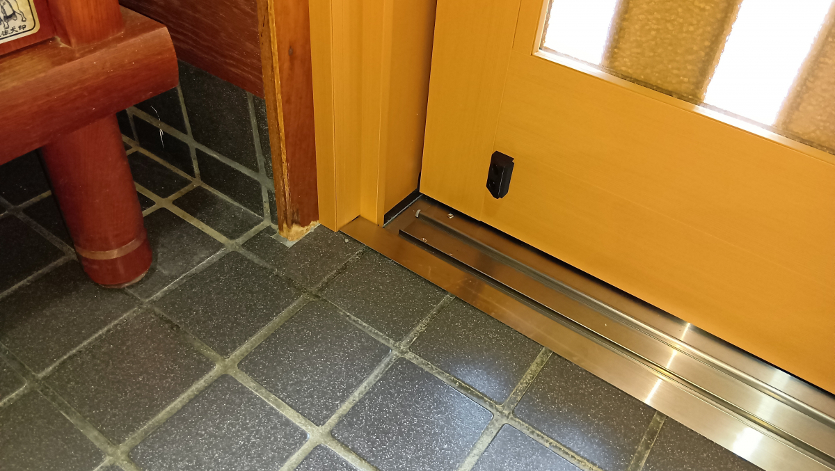 スルガリックス 静岡店の新しい玄関は大きな把手を付けたいの施工後の写真2