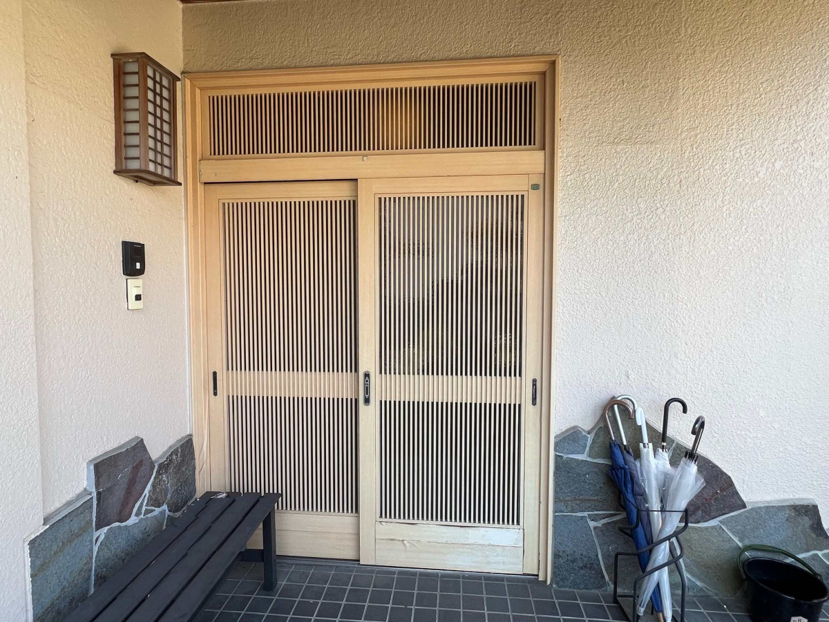 スルガリックス 静岡店の新しい玄関は大きな把手を付けたいの施工前の写真1