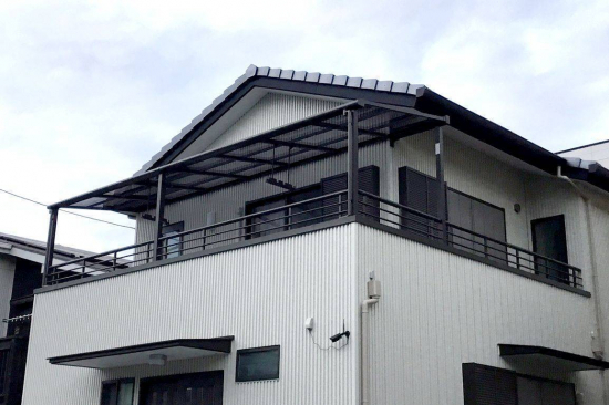 スルガリックス 静岡店のベランダの屋根を設置施工事例写真1