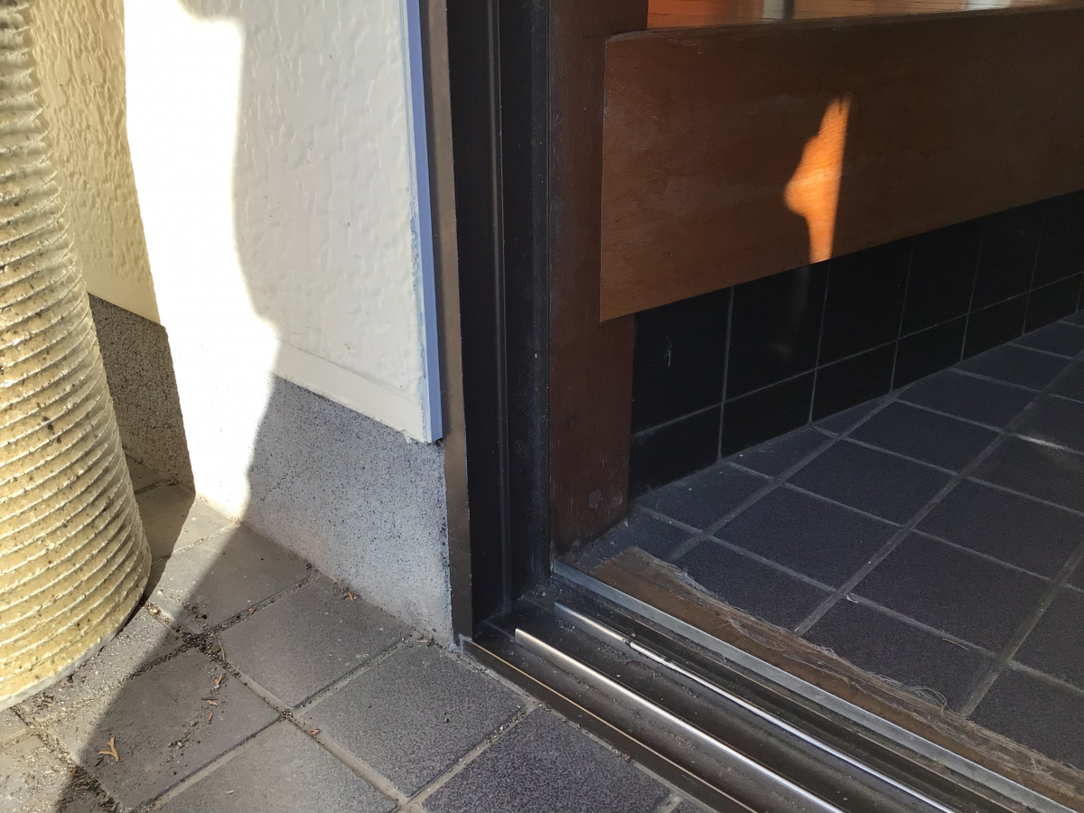 スルガリックス 静岡店の動きの悪い玄関引戸を替えたいの施工前の写真2