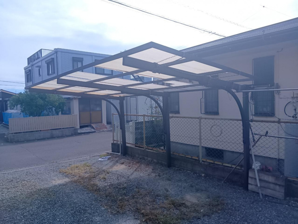 スルガリックス 静岡店のカーポート屋根パネルが破れてしまったの施工前の写真1