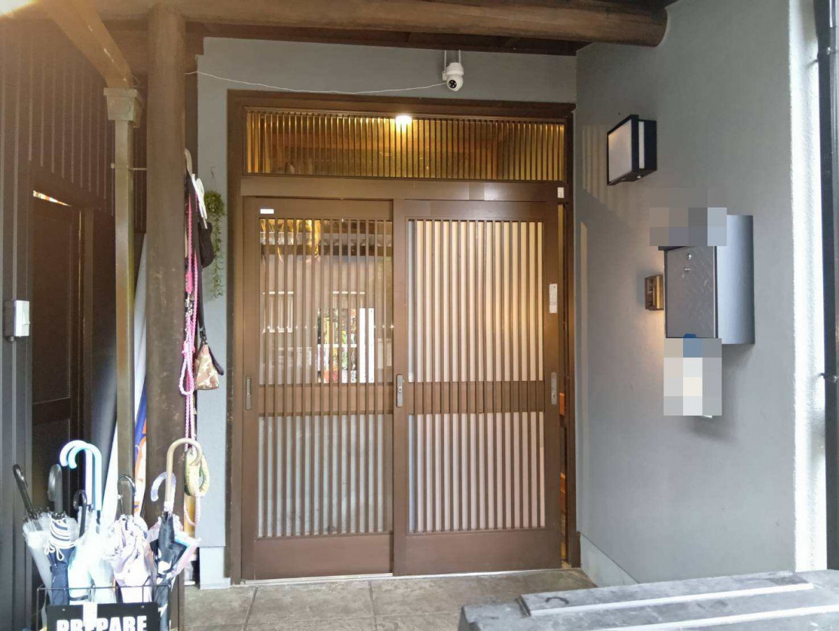 スルガリックス 静岡店の鍵の不具合やガラス割れがある玄関を交換したいの施工前の写真1